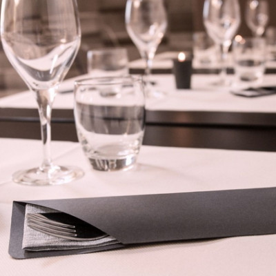 portaposate-nero-con-tovagliolo-airlaid-grigio