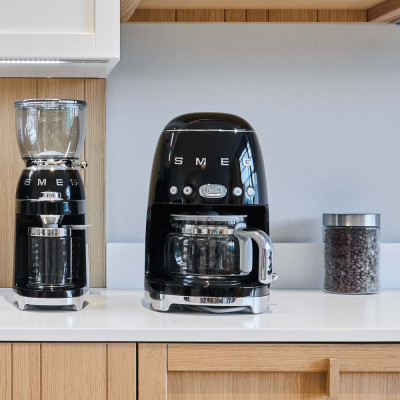 macchina caffe con filtro nero lucido composizione