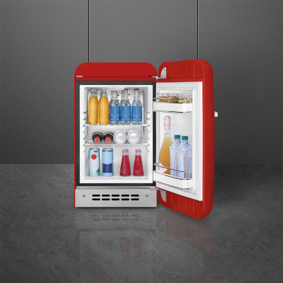 mini frigo rosso lucido aperto pieno