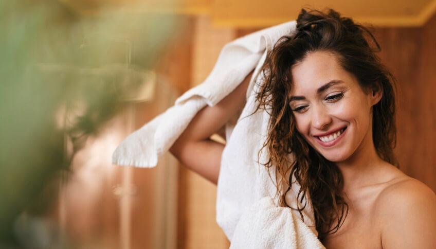 donna che si asciuga i capelli