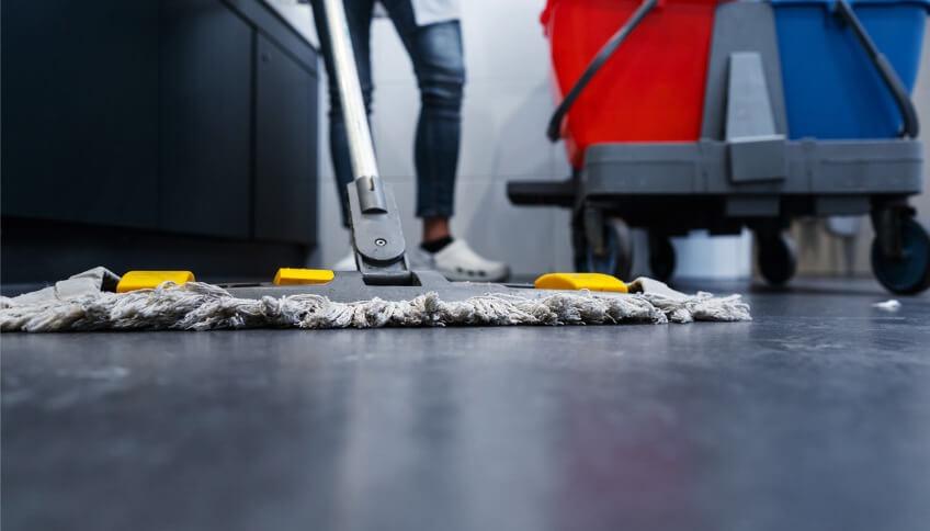 DETERSIVO PROFESSIONALE PER PAVIMENTI: COME SCEGLIERE QUELLO GIUSTO?