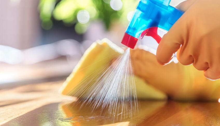 pulizia con detergente spray articolo ipoclorito